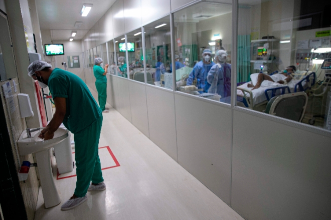 지난달 20일 브라질의 한 병원에서 의료진이 코로나19 중환실에 입원한 환자들을 치료하고 있다. / 사진제공=연합뉴스