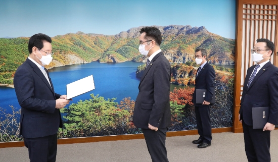 김영록 전라남도지사가 2일 도청 접견실에서 김세국 신임 감사관에게 임용장을 수여하고 있다./사진=전라남도