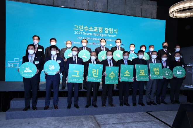 정세균 국무총리(앞줄 왼쪽 다섯번째)가 2일 오후 서울 중구 더플라자 호텔에서 열린 '그린수소포럼' 창립식에서 참석자들과 기념촬영을 하고 있다 / 사진 제공 = 한국가스공사