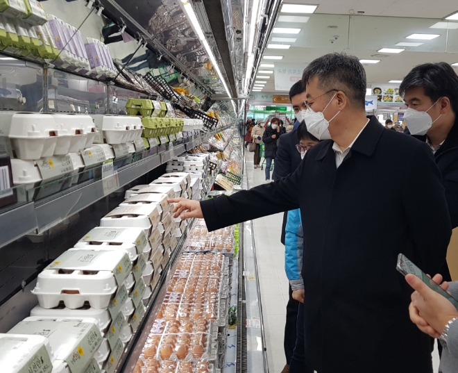 안호근 농협경제지주 품목지원본부장(오른쪽 두번째)이 2일 경기도 고양시 삼송유통센터에서 식품안전 특별점검을 실시하고 있다.