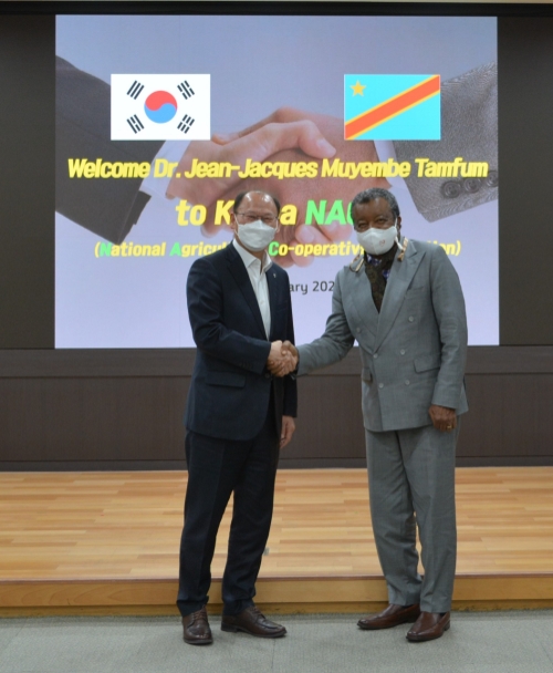 김태환 농협축산경제 대표이사(사진 왼쪽)와 무옘배 박사(사진 오른쪽) / 사진 제공 = 농협