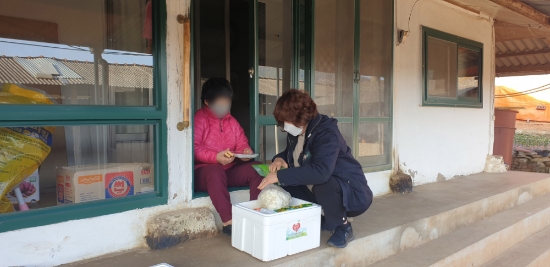 무안군, 취약계층에 사랑의 떡국꾸러미 전달/사진=무안군