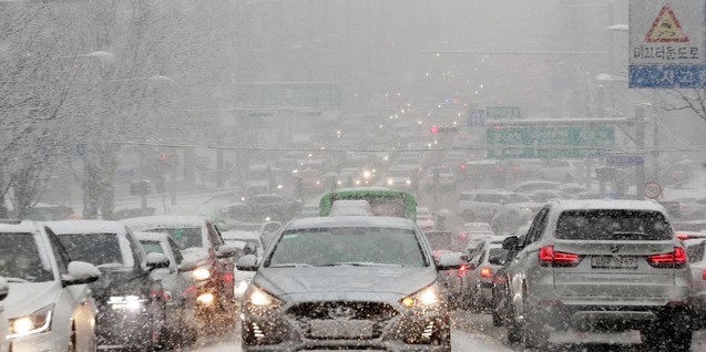지난달 12일 오후 서울 서초구 교대역 인근 도로가 막히고 있다.