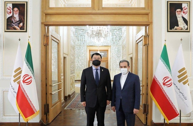 이란 외무부가 공개한 사진에 최종건(왼쪽) 외교부 1차관이 압바스 아락치 이란 외무차관과 10일(현지시간) 테헤란에서 만나 회담에 앞서 포즈를 취하고 있다.