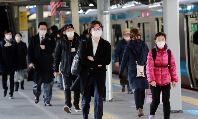 1일 일본 도쿄에서 코로나19 예방을 위해 마스크를 쓴 시민들이 한 기차역 승강장을 걷고 있다.