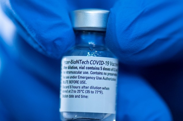 지난달 19일 독일 대도시의 백신 센터에서 의료진이 화이자-비오엔테크 코로나 19 백신 주사약병을 들고 있다.