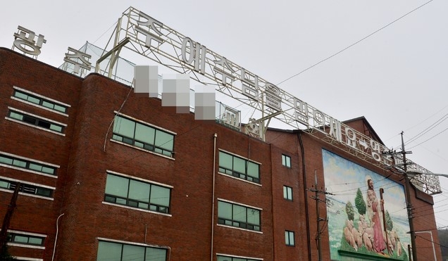 광주 서구 쌍촌동 한 대형교회 전경. 이 교회에서는 지난달 25일부터 100명 넘는 코로나 19확진자가 발생했다.