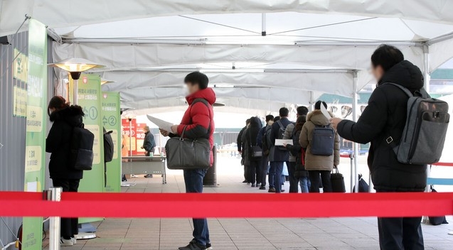 지난 2일 오전 서울 중구 서울시청 앞에 마련된 서울광장 임시선별검사소에서 시민들이 검사를 받기 위해 대기하고 있다.