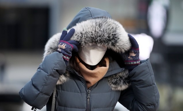 기온이 다시 떨어지며 영하권 추위가 찾아온 지난 2일 오전 서울 중구 시청역 인근에서 두꺼운 옷을 입은 시민이 출근하고 있다.