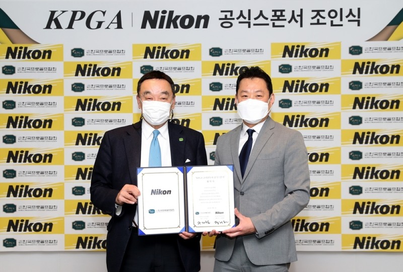 기념 촬영에 임한 KPGA 구자철 회장(좌)과 (주)니콘이미징코리아 정해환 대표
