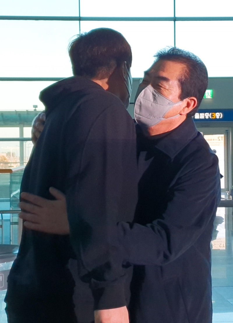 류현진이 미국으로 출국하기에 앞서 아버지 류재천씨가 '몸 잘 챙겨라'며 안아주고 있다, 
