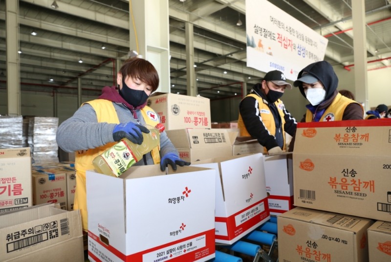 삼성의 10억원 후원으로 마련된 이번 지원물품은 식료품과 부식으로 구성되었으며, 2월 3일부터 희망풍차 결연세대 및 취약계층, 사회복지시설에 전달될 예정이다.