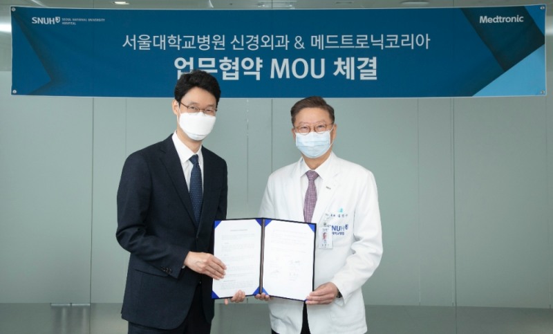 서울대학교병원과 메드트로닉코리아는 서울대학교병원 김연수 병원장(우)과 메드트로닉코리아 유승록 전무(좌)가 참석한 가운데, 국내외 신경외과 의료인 술기 교육을 위한 상호업무협약을 체결했다