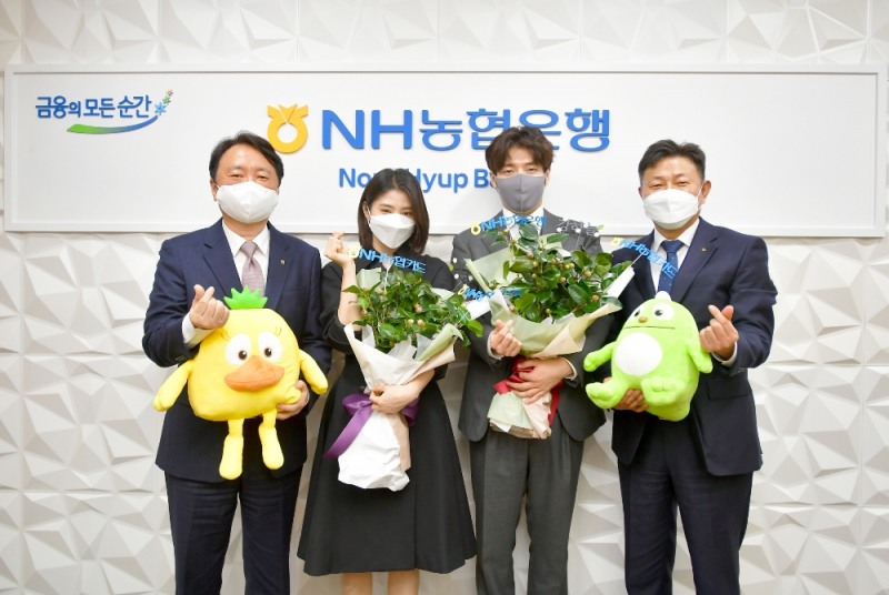 (사진 왼쪽부터 권준학 농협은행장, 한소희 배우, 강하늘배우, 신인식 농협카드사장)