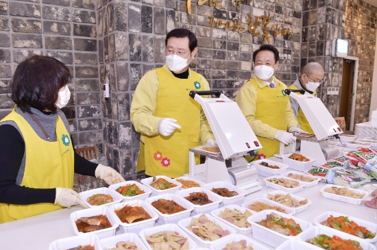 이용섭 광주광역시장이 3일 오후 동구 ㈔자비신행회에서 열린 '청년 행복도시락' 만들기 봉사활동에 참여해 임택 동구청장, 자원봉사자 등과 도시락을 만들고 있다./사진=광주시