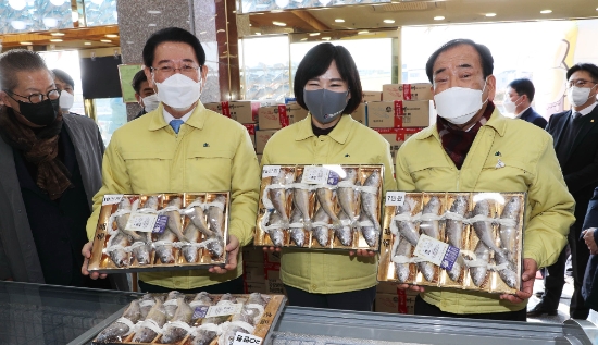 김영록 전라남도지사와 전현희 국민권익위원장이 설 명절을 앞둔 3일 오후 영광군 법성면을 방문, 한 굴비판매점에서 굴비를 구입하고 있다. 오른쪽 김준성 영광군수./사진=전라남도