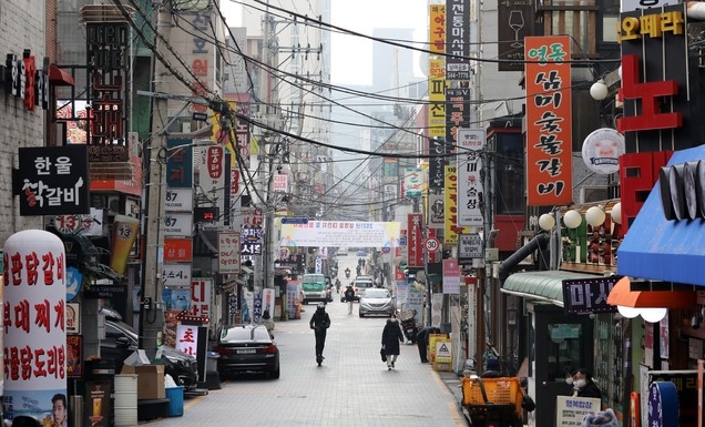 유흥시설 6종(유흥주점·단란주점·감성주점·콜라텍·헌팅포차·홀덤펍)에 대한 집합금지 조치가 연장된 1일 서울 강남구 논현동먹자골목이 한산하다.