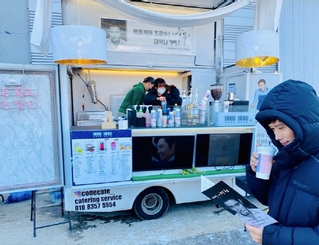 이병헌이 팬들이 보내준 커피차를 인증하는 게시글을 올렸다. / 사진제공=이병헌 SNS 