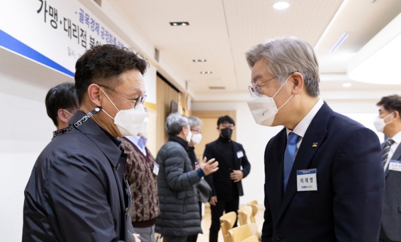 인사나누는 이재명 지사