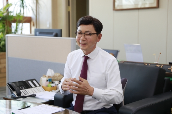 김철우 보성군수는 취임 초부터 ‘한발 앞선 소통, 두발 빠른 행정’이라는 남다른 소통 철학으로 사회단체 간담회 정례화 등을 추진하며 군민의 목소리를 폭넓게 듣고, 군정에 반영했으며 직원들에게도 ‘소극행정 타파, 적극행정 실현’을 강조해왔다/사진=보성군