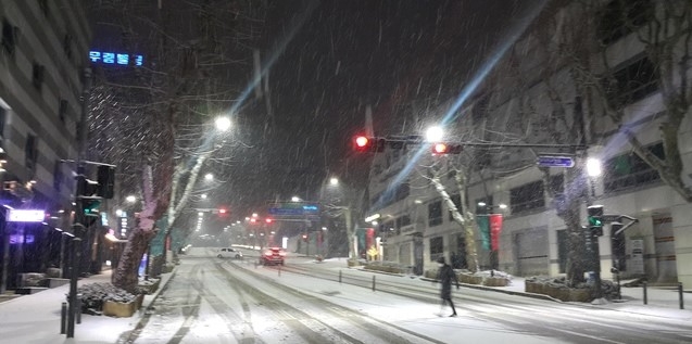 3일 밤 춘천에 눈이 내리고 있다.