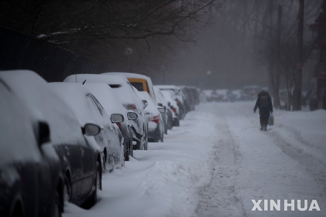 지난 1일 미국 뉴욕시에 주차된 차량들이 폭설로 눈을 뒤집어쓰고 있다. 이번 주 미국 뉴저지주를 강타한 겨울 눈폭풍으로 지난 122년 동안 유지돼온 뉴저지주의 최다 강설량 기록이 깨진 것으로 보인다.