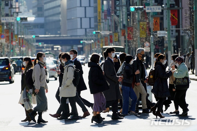 신종 코로나바이러스 감염증(코로나19)을 막기 위해 마스크를 착용한 도쿄 시민들이 3일 시내 교차로를 건너고 있다.