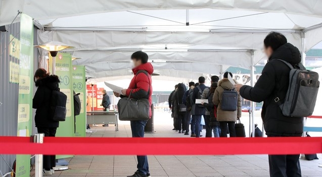 지난 2일 오전 서울 중구 서울시청 앞에 마련된 서울광장 임시선별검사소에서 시민들이 검사를 받기 위해 대기하고 있다.