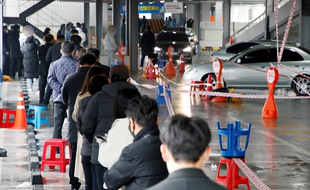 교회·성인오락실 관련 코로나19 집단감염이 잇따르고 있는 1일 광주 북구 용봉동 선별진료소에 검사 대상자들이 줄지어 기다리고 있다. (사진=광주 북구 제공)
