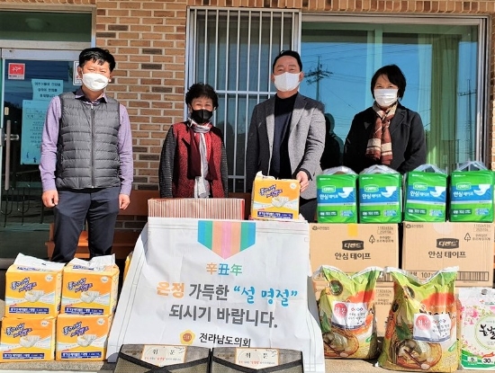 박진권 전남도의원, 설 명절 앞두고 ‘봉두요양원’ 사회복지시설 위문/사진=전남도의회