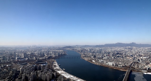 맑은 날씨를 보인 지난 4일 오후 서울 송파구 롯데월드타워 전망대 서울스카이에서 바라본 도심이 파란 하늘과 조화를 이루고 있다.