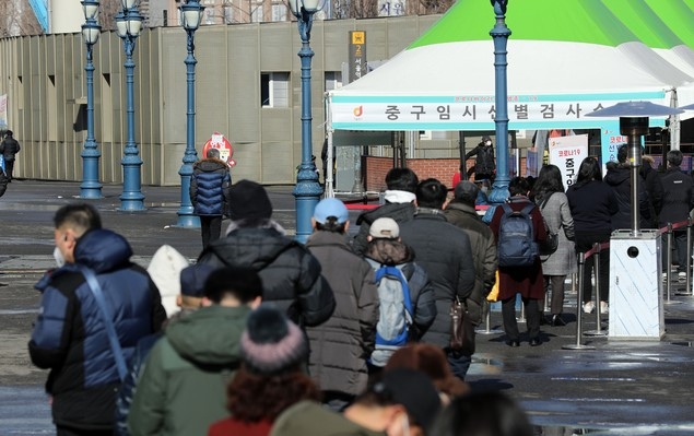 지난 4일 서울역 광장에 설치된 중구 임시 선별검사소에서 시민들이 검사를 받기 위해 대기하고 있다.