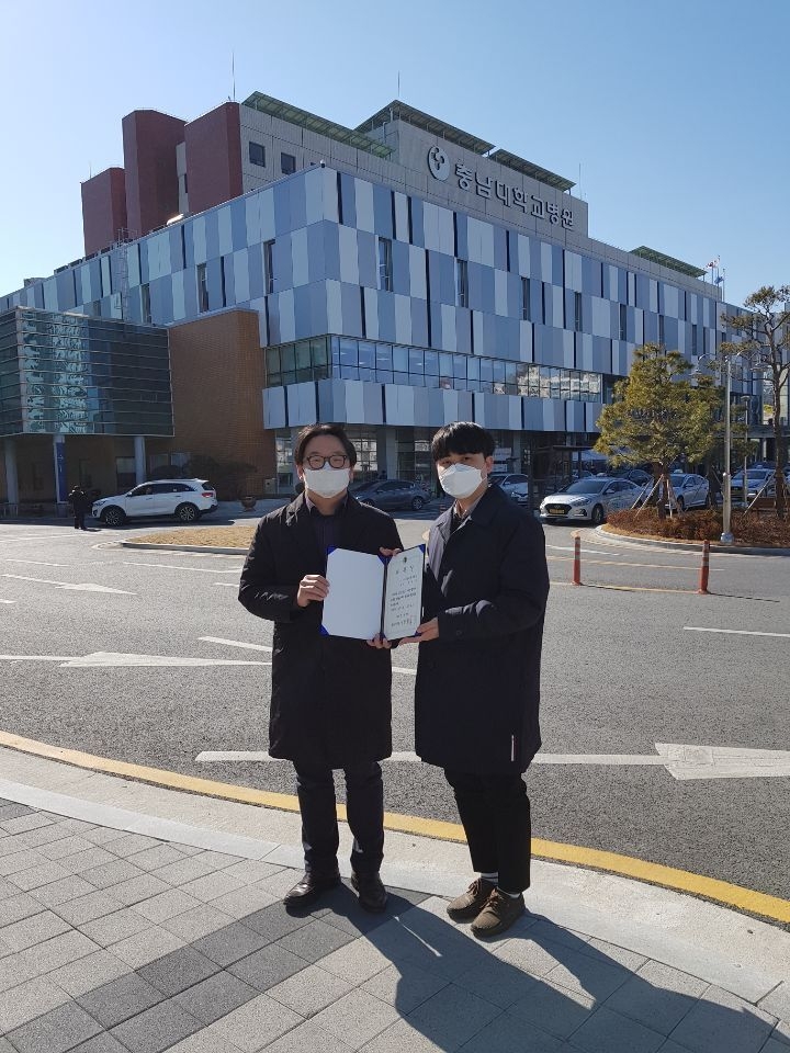 사진 = wee센터 자문의 (왼쪽 충남대병원 권국주 교수, 오른쪽 업무담당자)