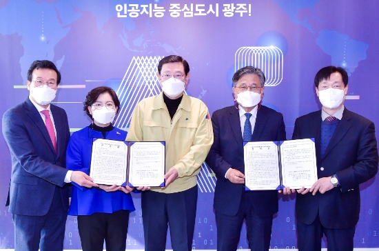 이용섭 광주광역시장이 5일 오전 시청 접견실에서 무등산 난개발 방지 민관정학협의회 허민 위원장으로부터 무등산 난개발 방지를 위한 건의문을 전달 받고 있다./사진=광주시