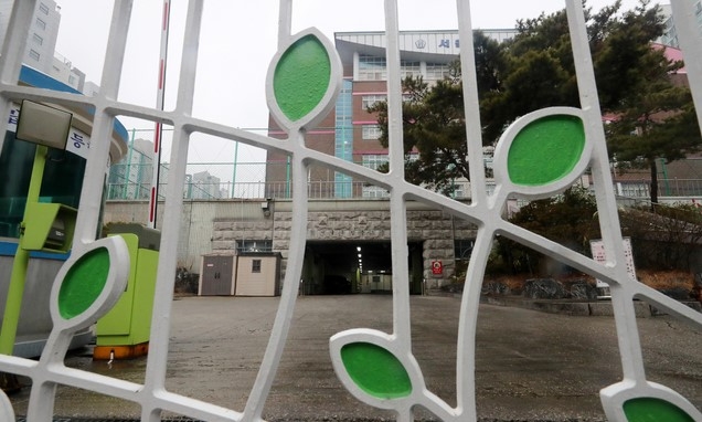교육부가 유치원과 초등 저학년, 특수학교 등에 대해 신학기부터 우선 등교를 추진하기로 한 지난달 26일 오후 서울시내 한 초등학교 문이 방학을 맞아 닫혀 있다. <사진은 본 기사와 관련이 없습니다.>