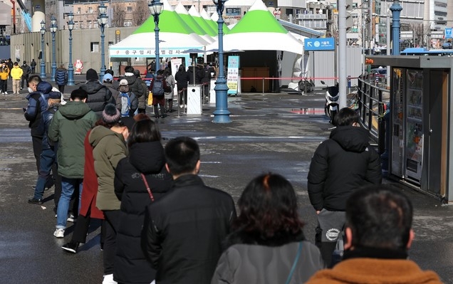 451명의 신규 코로나 확진자가 발생한 4일 서울역 광장에 설치된 중구 임시 선별검사소에서 시민들이 검사를 받기 위해 대기하고 있다.