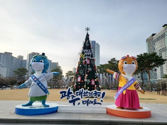 광주시청 앞 잔디광장에 설치된 수영대회 마스코트 수리·달이 조형물./사진=광주시
