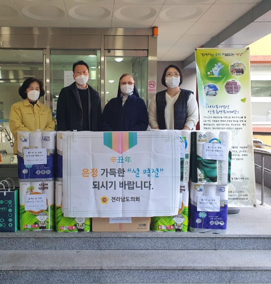 최선국 전남도의원, 설명절 맞아 어려운 이웃을 위해 위문품 전달/사진=전남도의회