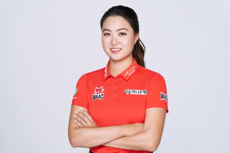 왁과 의류 후원 계약을 체결한 이민지 선수(사진=코오롱인더스트리FnC)