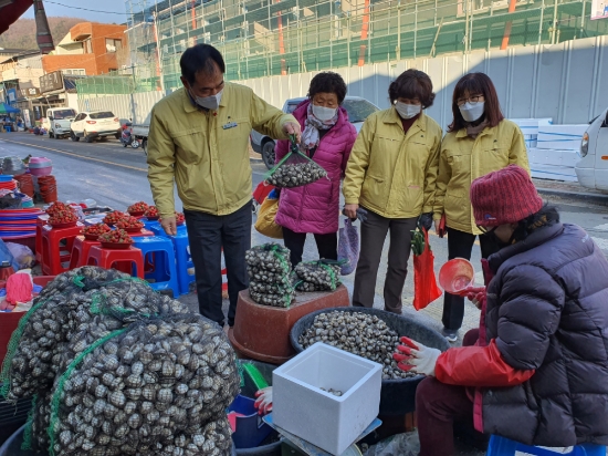 보성군 벌교읍행정복지센터는 지난 4일 설 명절을 앞두고 벌교 5일장에서 전통시장 장보기에 나섰다/사진=보성군