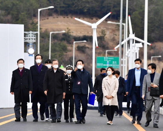신안군은 5일 전남 신안군 임자대교에서 문재인 대통령, 김영록 도지사, 국회의원, 지역 노사민정 대표 등 그린뉴딜을 선도하는 ‘전남형 상생일자리 협약식’을 개최하고 그 출발을 축하했다/사진=신안군