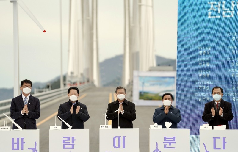 문재인 대통령이 5일 오후 설 연휴 임시개통 예정인 전남 신안군 임자2대교에서 열린 세계 최대 해상풍력단지 48조원 투자협약식에 참석해 투자협약 체결 후 박수를 치고 있다. (사진=뉴시스)