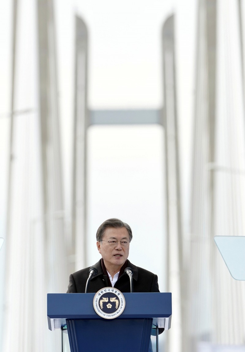 문재인 대통령이 5일 오후 설 연휴 임시개통 예정인 전남 신안군 임자2대교에서 열린 세계 최대 해상풍력단지 48조원 투자협약식에 참석해 발언하고 있다. (사진=뉴시스)