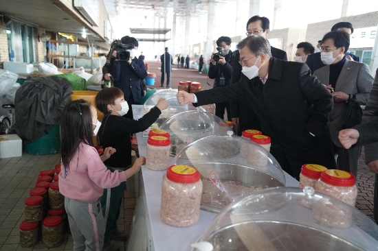 문재인 대통령이 5일 전남 신안군 임자대교에서 열린 '세계 최대 해상풍력단지 48조 투자협약식' 후 신안 젓갈타운을 찾았다./사진=청와대