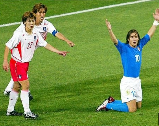 2002 한·일월드컵 당시 한국과의 경기에서 헐리우드 액션으로 퇴장 당했던 토티.