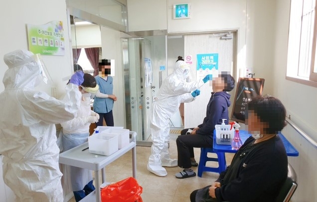 대전시민들이 선별진료소에서 코로나19 진단검사를 받고 있다. (사진= 대전시 제공)