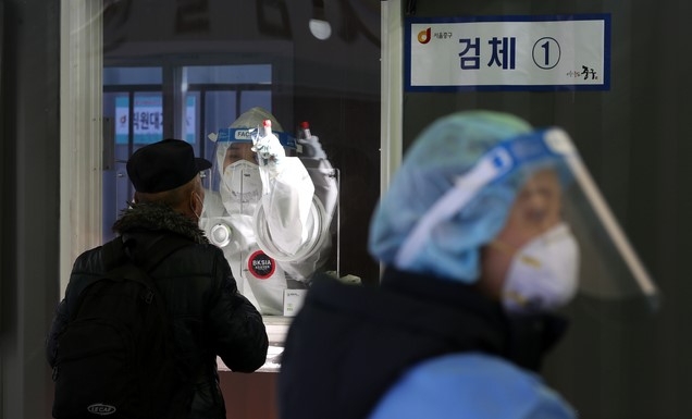 451명의 신규 코로나 확진자가 발생한 4일 서울역 광장에 설치된 중구 임시 선별검사소에서 의료진이 검사를 실시하고 있다.