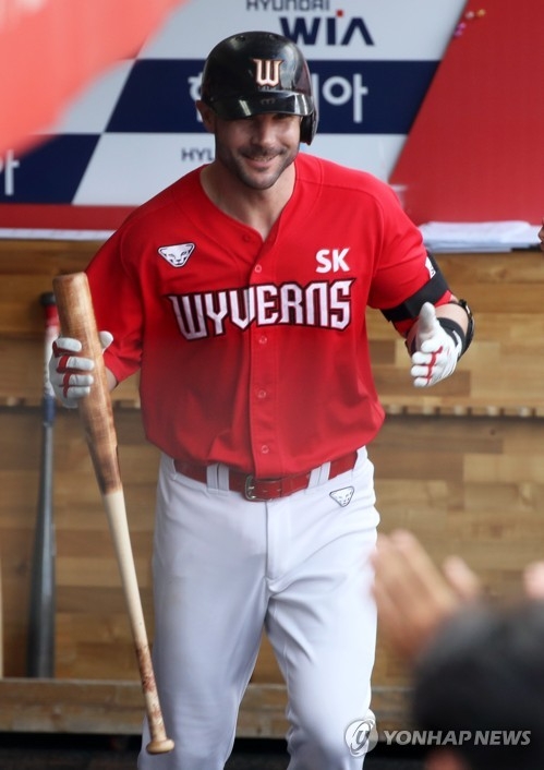 2017년부터 SK 유니폼을 입은 제이미 로맥은 5년차를 맞은 2021년에는 신세계 유니폼으로 갈아 입는다.