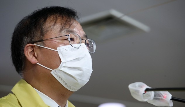 강도태 중앙재난안전대책본부 1총괄조정관(보건복지부 2차관)이 31일 오후 서울 종로구 정부서울청사 브리핑룸에서 코로나19 대응 정례브리핑을 하고 있다.