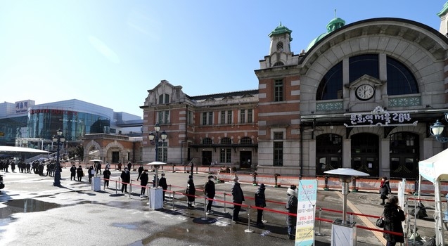 4일 서울역 광장에 설치된 중구 임시 선별검사소에서 시민들이 신종 코로나바이러스 감염증(코로나19) 검사를 받기 위해 대기하고 있다.